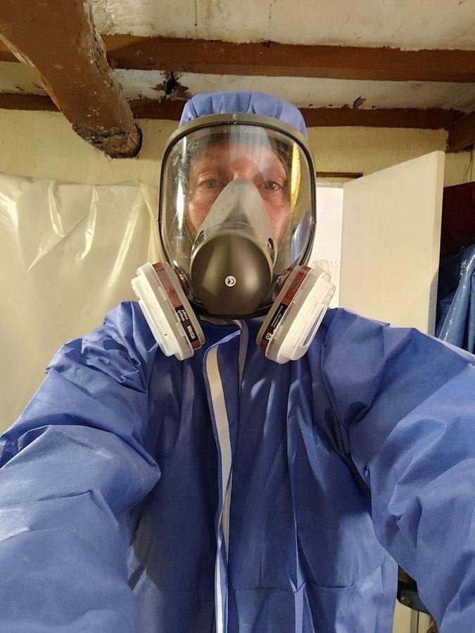 Technicien Dezinsect Corse équipé pour un traitement en combles